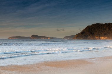 Sabahın erken saatlerinde Umina Sahili 'nde kışın ilk deniz manzarası, NSW, Avustralya.