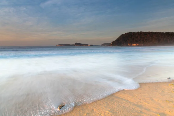 澳大利亚新南威尔士州中部海岸Umina海滩的日出软云海景 — 图库照片
