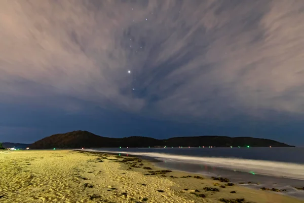 澳大利亚新南威尔士州中部海岸的乌敏娜海滩上 夜晚的海滩被云层笼罩 — 图库照片