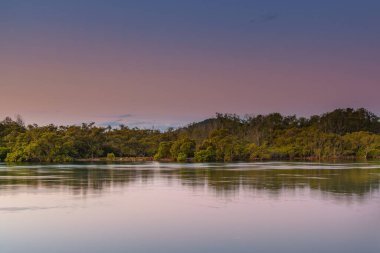 Günbatımı Waterscape ile ay Woy Woy rıhtımında Central Coast, NSW, Avustralya.