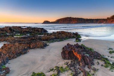 Clear Skies Kış Gündoğumu Sahili, Eurobodalla Shire, Yeni Güney Galler, Avustralya 'daki Batemans Körfezi' nin bir banliyösü..