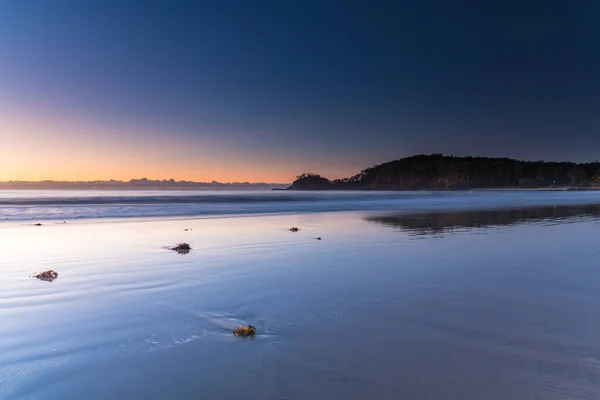 澄んだ空ニューサウスウェールズ州 ニューサウスウェールズ州のEuroboalla ShireにあるBatemans Bayの郊外であるSurf Beachからの冬の日の出の海 — ストック写真