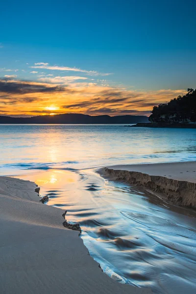 Ruhige See Und Weiche Schlierige Wolken Begrüßten Den Sonnenaufgang Mit — Stockfoto