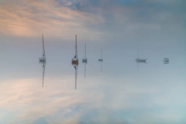 Koolewong Nsw Australië Juli 2020 Boten Reflecties Met Mist Baai — Stockfoto