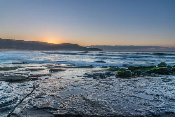 Paisaje Marino Amanecer Con Nuevas Rocas Descubiertas Cambiadas Desde Erosión — Foto de Stock