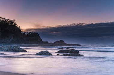 Avustralya, NSW 'nin güney kıyısındaki Malua Körfezi' nde bulutlu Sunrise Seascape