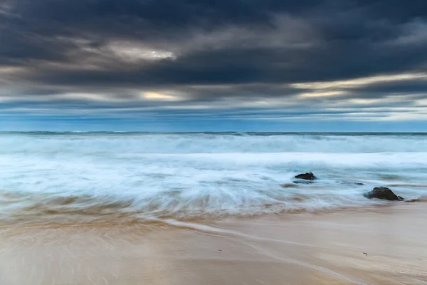 来自澳大利亚新南威尔士州中部海岸Killcare海滩的南岸Swell Overcast Sunascape — 图库照片