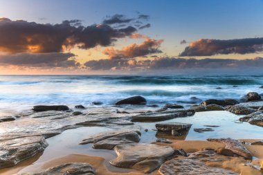 Central Coast, NSW, Avustralya 'daki Killcare Sahili' nden bulutlarla gün doğumu denizi..