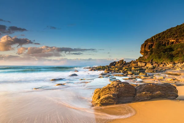 オーストラリア ニューサウスウェールズ州中央海岸のキルケアビーチからの雲と日の出の海 — ストック写真