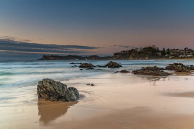 Avustralya, NSW 'nin güney kıyısındaki Malua Körfezi' nde bulutlu Sunrise Seascape