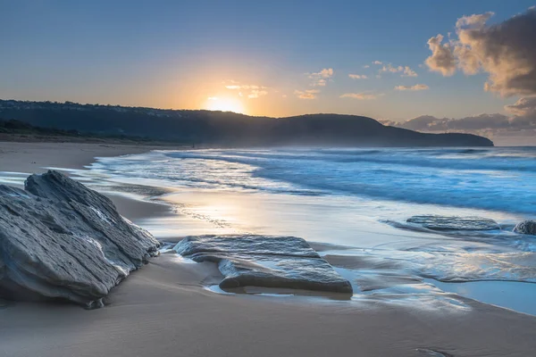 澳大利亚新南威尔士州中部海岸Killcare海滩的日出海景和云层 — 图库照片
