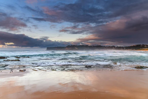 来自澳大利亚新南威尔士州中部海岸北艾弗卡海滩的多云日出 — 图库照片
