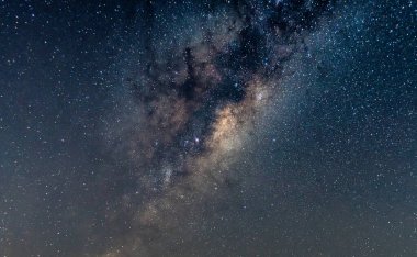 NSW, Avustralya 'nın merkez kıyısındaki Killcare Sahili' nden alınan Yıldızlar ve Samanyolu Gecesi Gökyüzü.