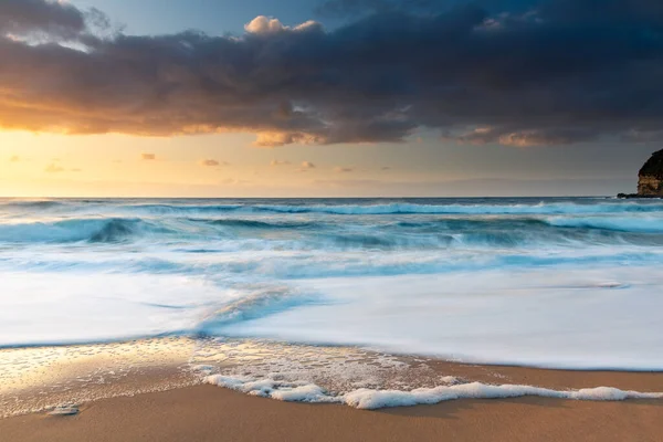 Sunrise Seascape Medium Cloud Coverage Macmasters Beach Central Coast Nsw — Fotografia de Stock