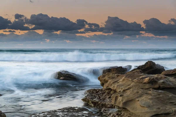 Salida Del Sol Costa Con Una Costa Rocosa Olas Toowoon — Foto de Stock