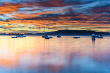 Merkezi Sahildeki Koolewong Rıhtımı 'ndan Renkli Bulutlar ve Gün Doğumu, NSW, Avustralya.