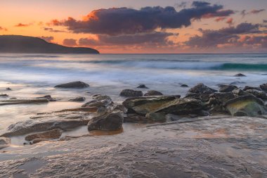 Central Coast, NSW, Avustralya 'daki Killcare Sahili' nden bulutlarla gün doğumu denizi..