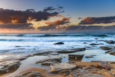 Central Coast, NSW, Avustralya 'daki Killcare Sahili' nden bulutlarla gün doğumu denizi..