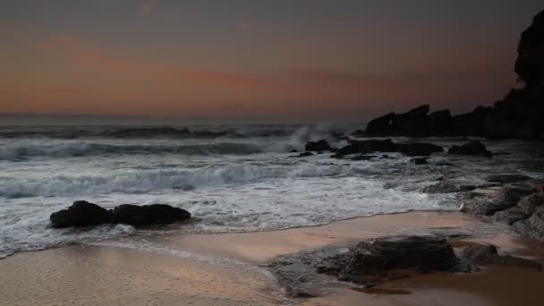 オーストラリア ニューサウスウェールズ州中央海岸のキルケアビーチからの雲と岩で日の出の海 — ストック動画