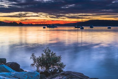 Merkezi Sahildeki Koolewong Rıhtımı 'ndan Renkli Bulutlar ve Gün Doğumu, NSW, Avustralya.