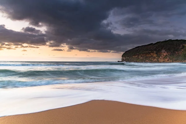 澳大利亚新南威尔士州中部海岸麦克马斯特海滩有中等云层的日出海景 — 图库照片