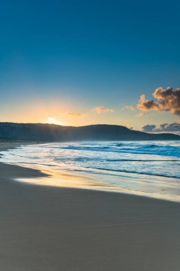 Central Coast, NSW, Avustralya 'daki Killcare Sahili' nden bulutlarla gün doğumu denizi..