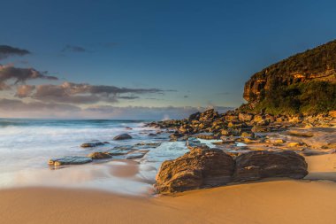 Central Coast, NSW, Avustralya 'daki Killcare Sahili' nden bulutlarla gün doğumu denizi..