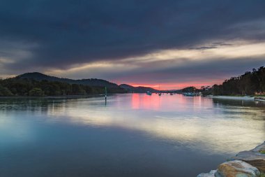 Bulutlar ve Yansımalar Waterscape Orta Sahilde Woy Woy Rıhtımı, NSW, Avustralya.