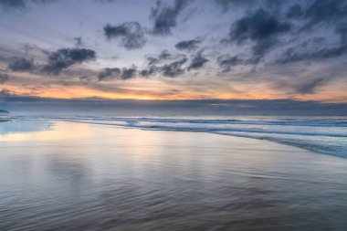 Macquarie Gölü, Avcı Bölgesi, NSW, Avustralya 'daki Caves Beach' ten sahil kenarında gün doğumu.