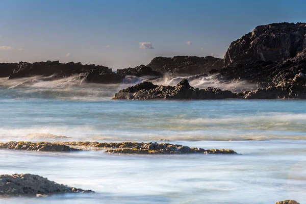 Gerilla Körfezi deniz manzarası Avustralya 'nın doğu kıyısındaki en eski kaya oluşumlarından biridir. Avustralya, NSW 'nin güney kıyısında çekildi..