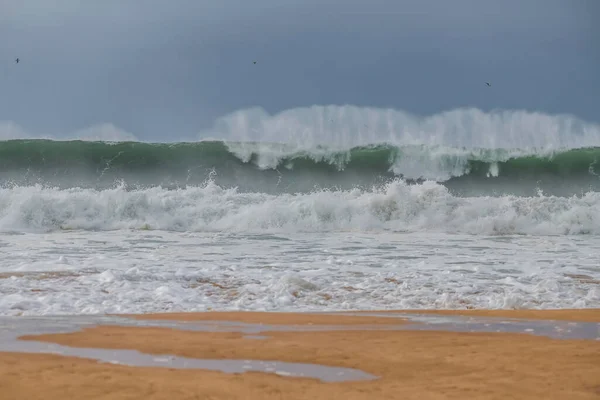 Grandes Olas Debido Oleaje Hacia Sur Una Mañana Nublada Avoca —  Fotos de Stock