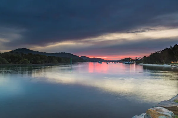 Bulutlar ve Yansımalar Waterscape Orta Sahilde Woy Woy Rıhtımı, NSW, Avustralya.