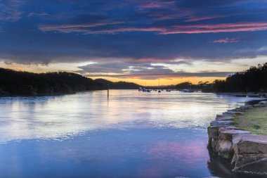 Bulutlar ve Yağmur Potansiyeli - Avustralya, NSW 'deki Woy Woy Rıhtımı' nda Gündoğumu Waterscape.