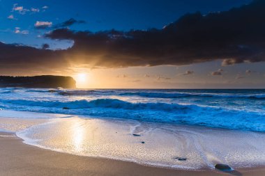 Central Coast, NSW, Avustralya 'daki MacMasters Sahili' nde gündoğumu deniz manzaralı..