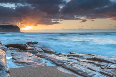 Central Coast, NSW, Avustralya 'daki MacMasters Sahili' nde gündoğumu deniz manzaralı..