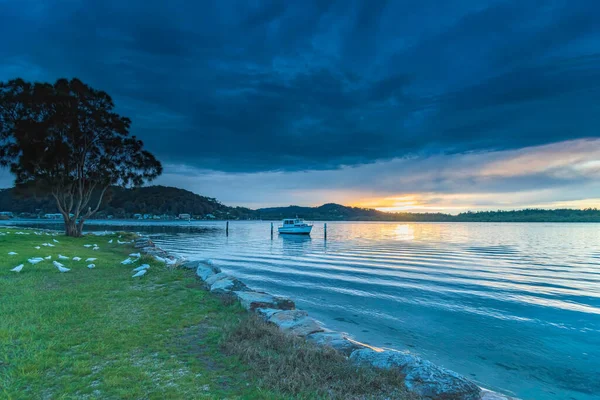 澳大利亚新南威尔士州中部海岸沃伊沃伊海滨 船只和乌云弥漫在日出的天空中 — 图库照片