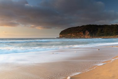 Central Coast, NSW, Avustralya 'daki MacMasters Sahili' nde gündoğumu deniz manzaralı..