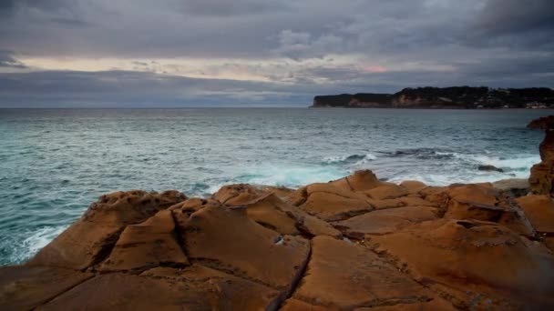 Overcast Sunrise Seascape North Avoca Beach Central Coast Nsw Austrália — Vídeo de Stock