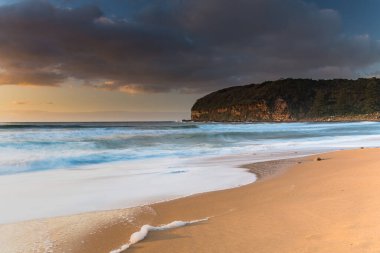 Central Coast, NSW, Avustralya 'daki MacMasters Sahili' nde gündoğumu deniz manzaralı..