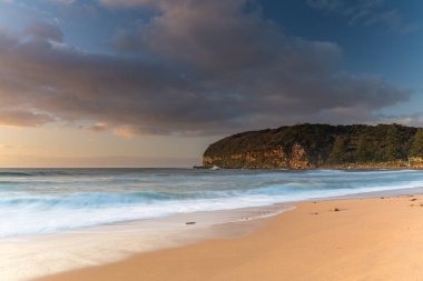 Central Coast, NSW, Avustralya 'daki MacMasters Sahili' nde gündoğumu deniz manzaralı..