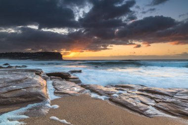 Central Coast, NSW, Avustralya 'daki MacMasters Sahili' nde gündoğumu deniz manzaralı..