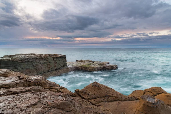 Central Coast, NSW, Avustralya 'daki Kuzey Avoca Sahili' nden Sunrise Seascape bulutları.