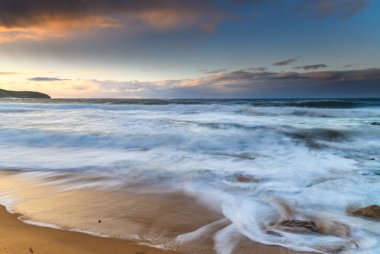 Central Coast, NSW, Avustralya 'daki Killcare Sahili' nden gelen dalgalı kış gündoğumu deniz manzarası..