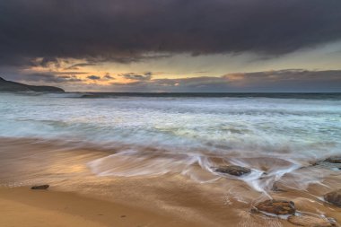 Central Coast, NSW, Avustralya 'daki Killcare Sahili' nden gelen dalgalı kış gündoğumu deniz manzarası..