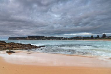 Central Coast, NSW, Avustralya 'daki Kuzey Avoca Sahili' nden Sunrise Seascape bulutları.