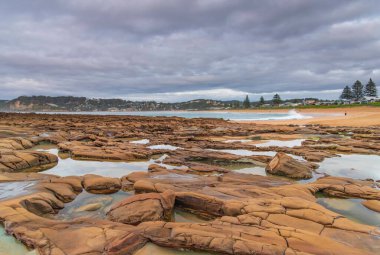 Central Coast, NSW, Avustralya 'daki Kuzey Avoca Sahili' nden Sunrise Seascape bulutları.