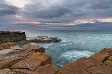 Central Coast, NSW, Avustralya 'daki Kuzey Avoca Sahili' nden Sunrise Seascape bulutları.