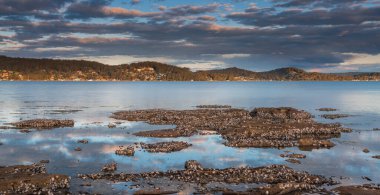 Günbatımında, Avustralya, NSW 'nin merkez kıyısındaki Point Frederick' ten Brisbane Water 'ın bir su manzarası..