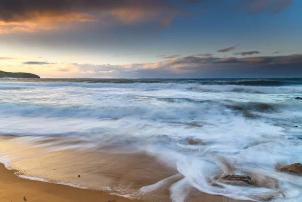 Central Coast, NSW, Avustralya 'daki Killcare Sahili' nden gelen dalgalı kış gündoğumu deniz manzarası..