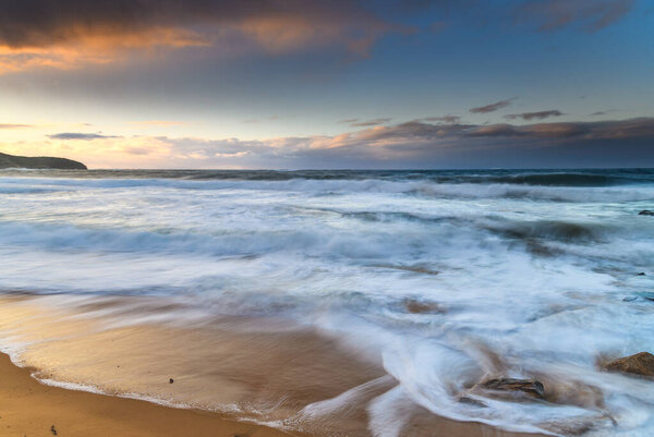 Winter Sunrise Seascape with large swell from Killcare Beach on the Central Coast, NSW, Австралия.